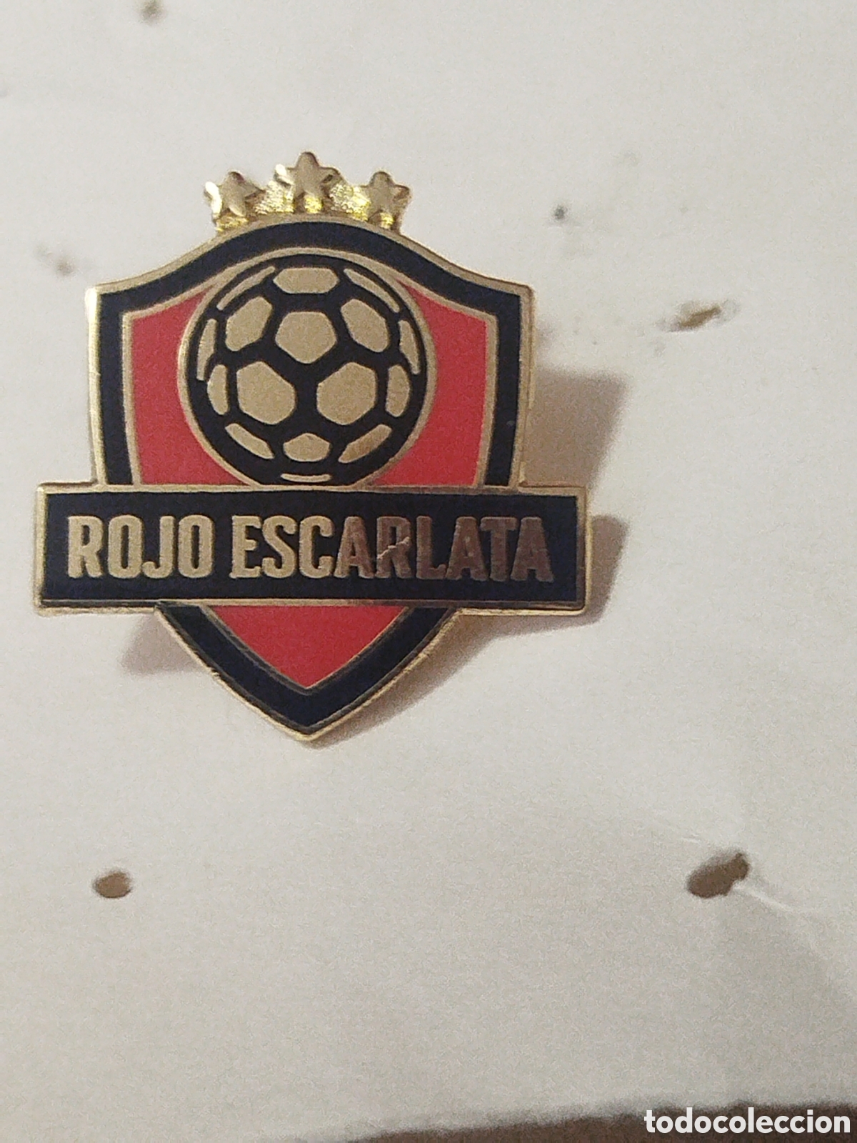 Coleccionismo deportivo: INSIGNIA DE FUTBOL CD ROJO ESCARLATA .LANZAROTE