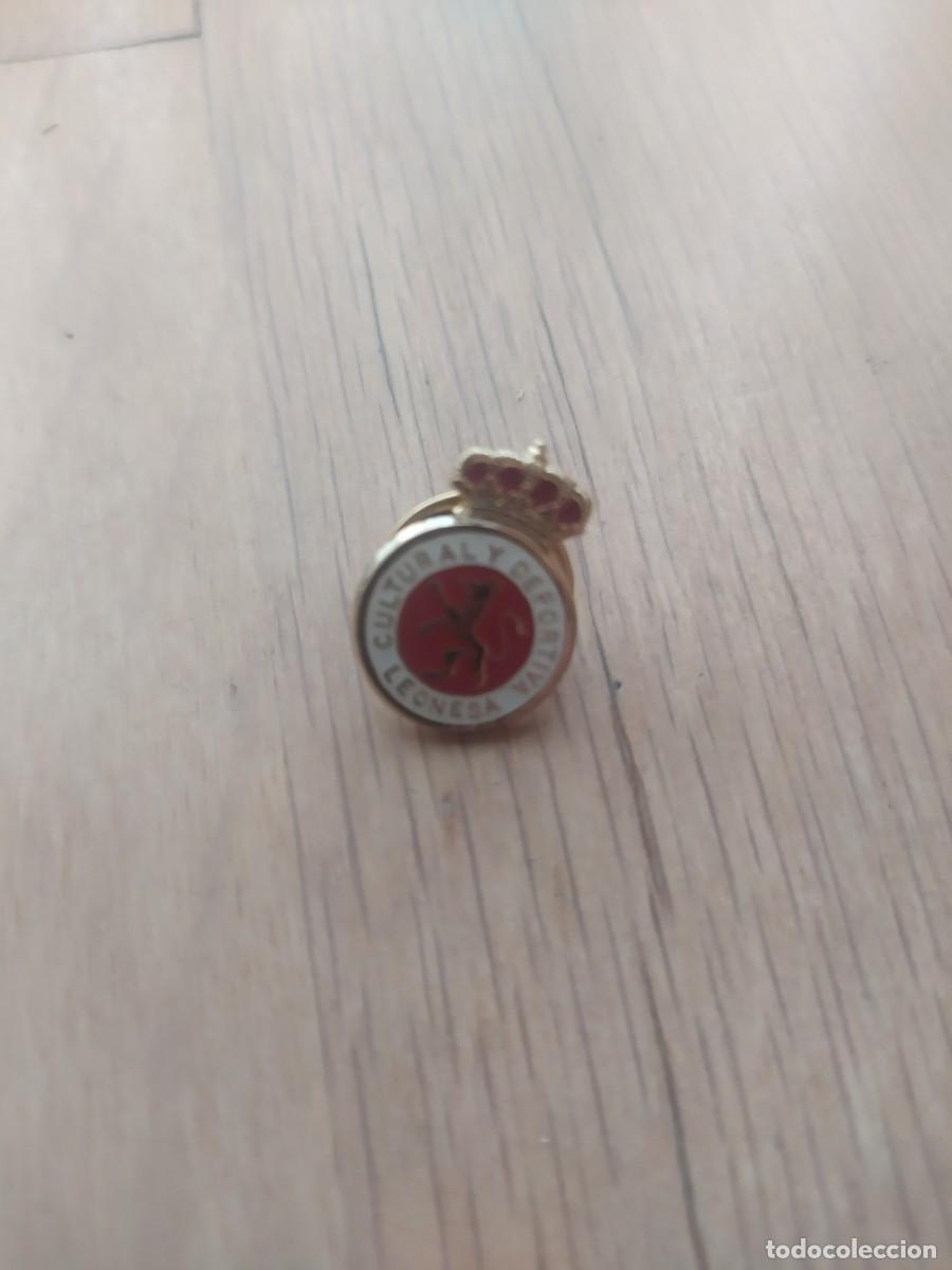 Coleccionismo deportivo: PIN ANTIGUO DEL ESCUDO DE LA CULTURAL Y DEPORTIVA LEONESA. RARO,COLORES CAMBIADOS.