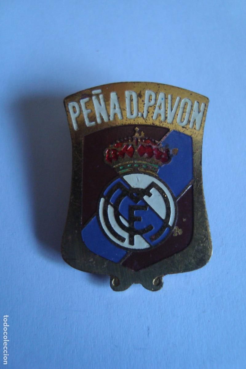 Coleccionismo deportivo: ANTIGUO PIN OJAL SOLAPA. PE&Ntilde;A D. PAVON. REAL MADRID CLUB FUTBOL