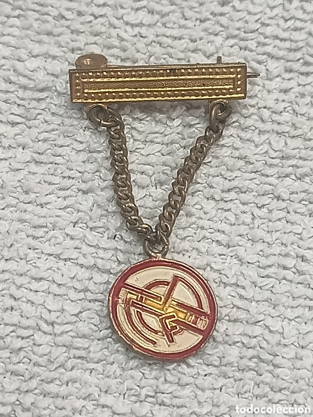 Coleccionismo deportivo: RARO PIN INSIGNIA DE AGUJA Y CADENA REAL MADRID SIN CORONA - F&Uacute;TBOL