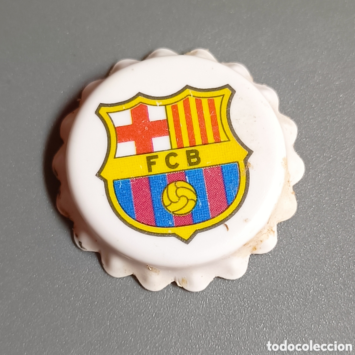 Coleccionismo deportivo: CHAPA PL&Aacute;STICO GREFUSA. ESCUDO FC BARCELONA Y FABREGAS