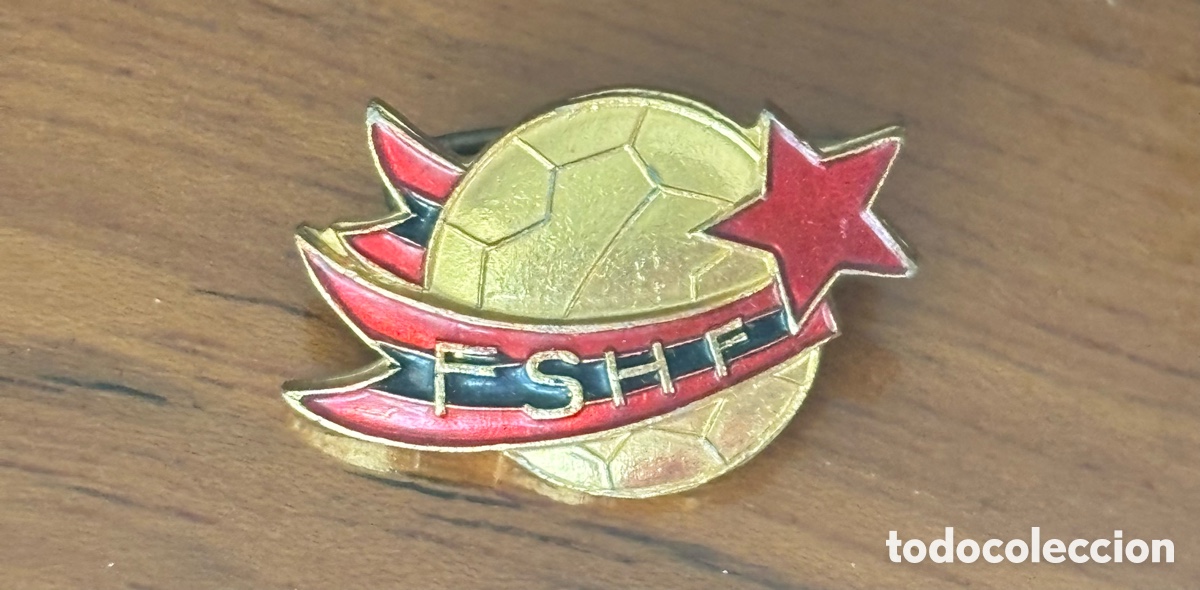 Coleccionismo deportivo: Pin Insignia Vintage FSHF Federaci&oacute;n Albania F&uacute;tbol Soccer Badge Esmalte