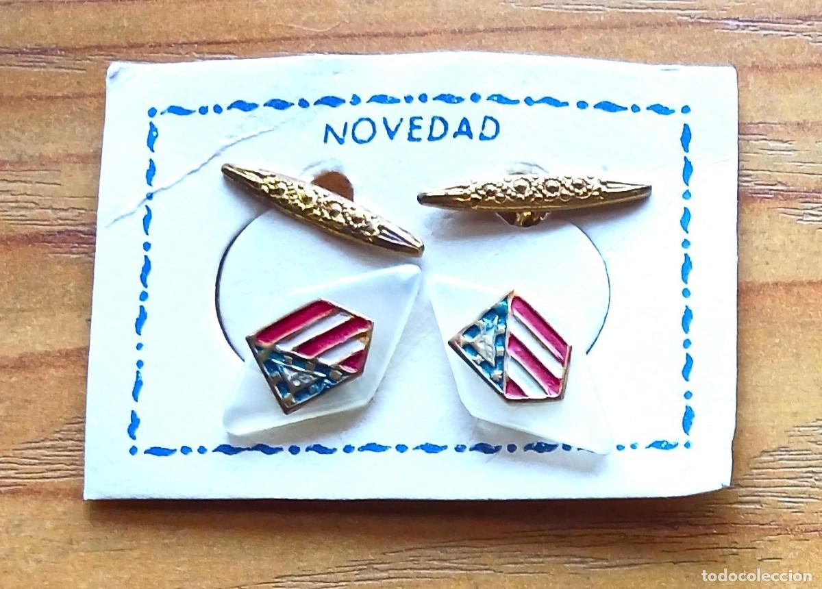 Coleccionismo deportivo: GEMELOS ATLETICO DE MADRID FUTBOL LOGO METAL SOBRE SIMIL METACRILATO PINS INSIGNIA