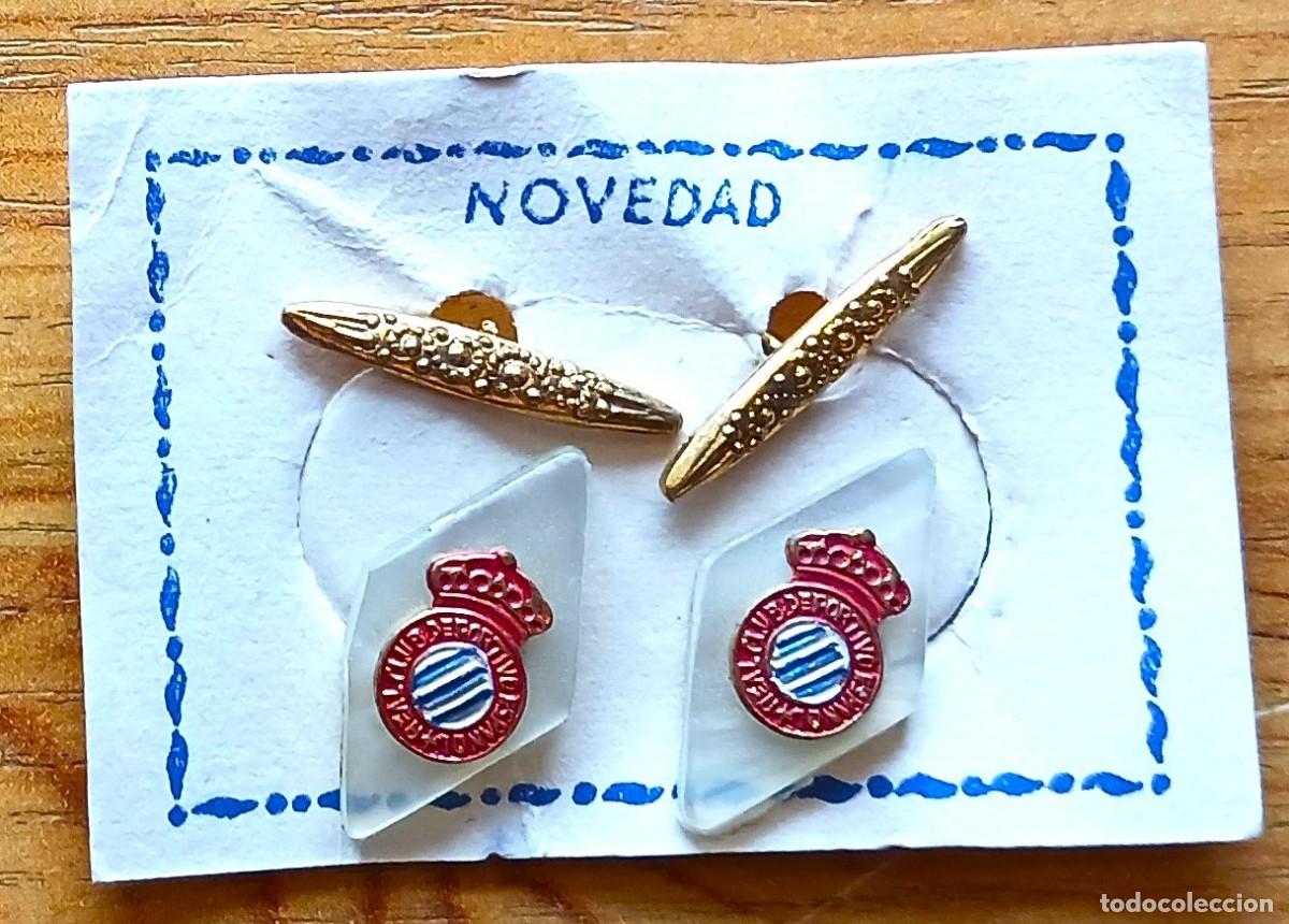 Coleccionismo deportivo: GEMELOS RCD ESPA&Ntilde;OL ESPANYOL BARCELONA LOGO METAL SOBRE SIMIL METACRILATO PINS INSIGNIAS R