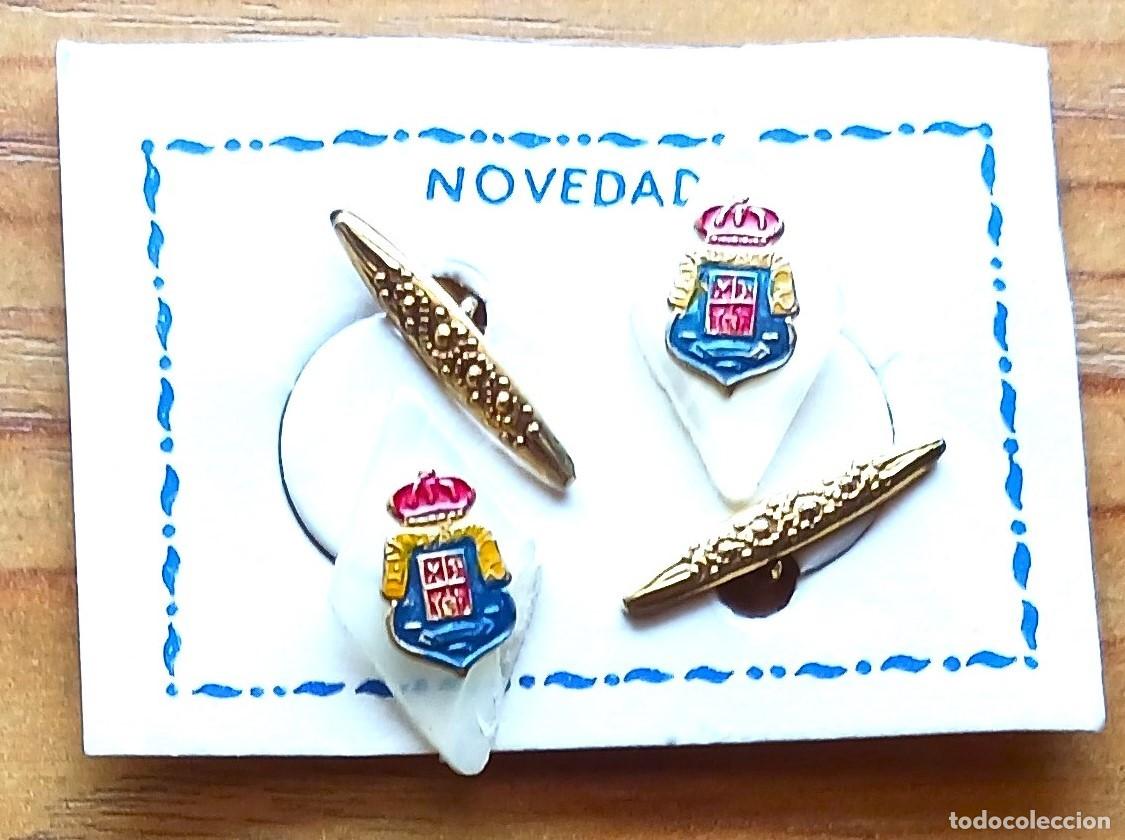 Coleccionismo deportivo: GEMELOS UD LAS PALMAS GRAN CANARIA UNIO DVA. LOGO METAL SOBRE SIMIL METACRILATO PINS INSIGNIAS R