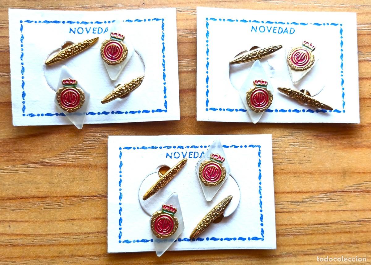 Coleccionismo deportivo: 3 LOTES GEMELOS RCD MALLORCA BALEARES LOGO METAL SOBRE SIMIL METACRILATO PINS INSIGNIAS R