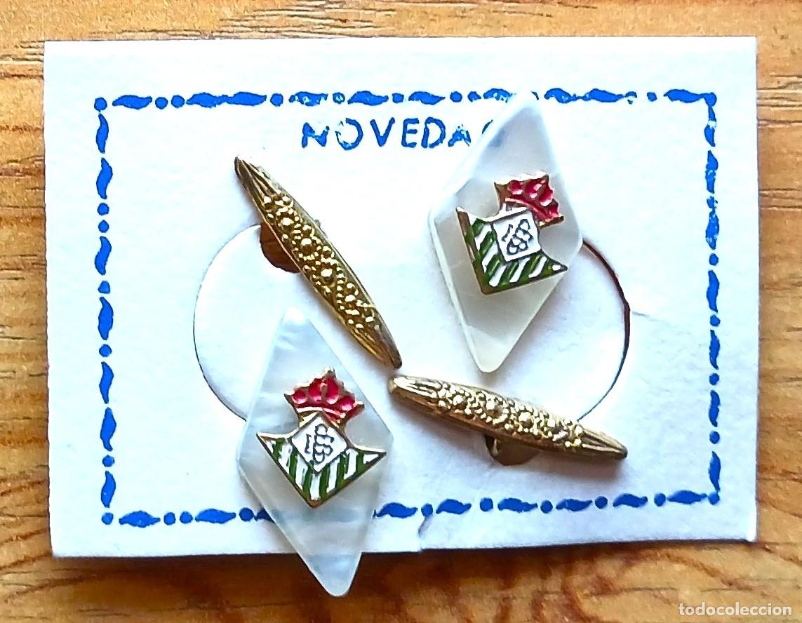 Coleccionismo deportivo: GEMELOS REAL BETIS SEVILLA MODELO ROMBO LOGO METAL SOBRE SIMIL METACRILATO PINS INSIGNIAS R