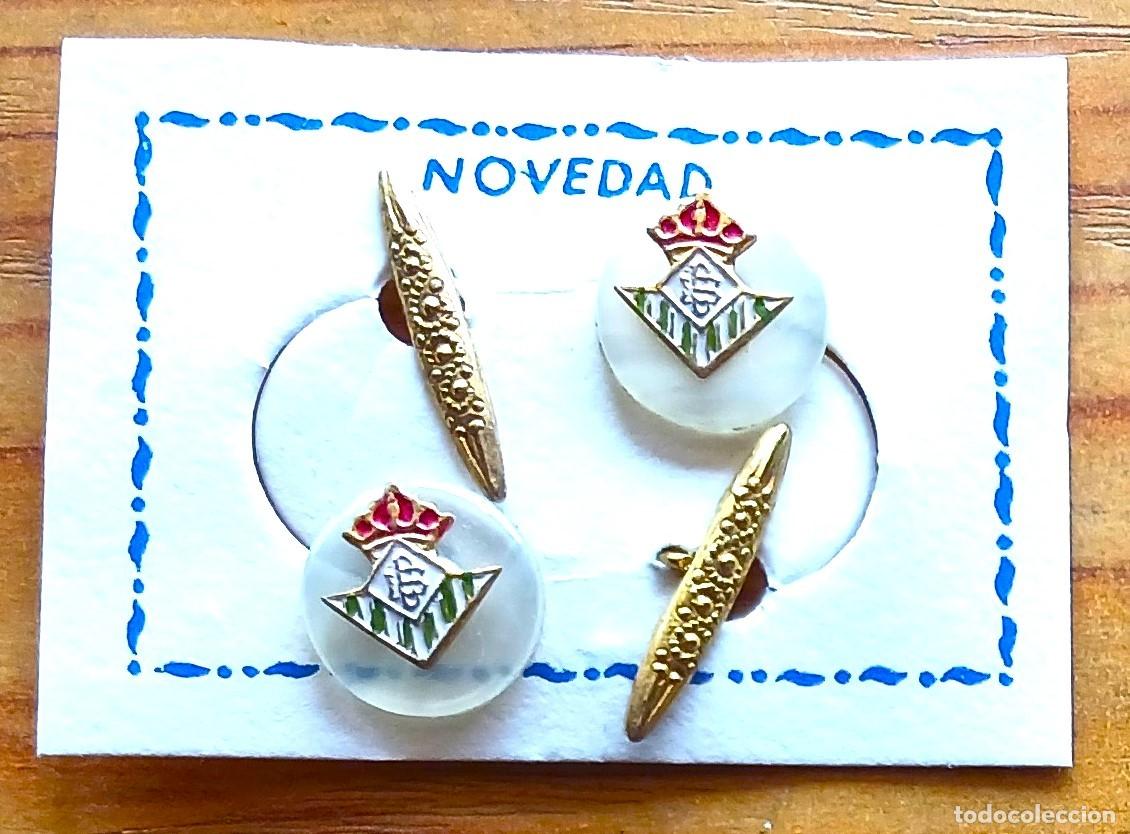 Coleccionismo deportivo: GEMELOS REAL BETIS SEVILLA MODELO REDONDO LOGO METAL SOBRE SIMIL METACRILATO PINS INSIGNIAS R