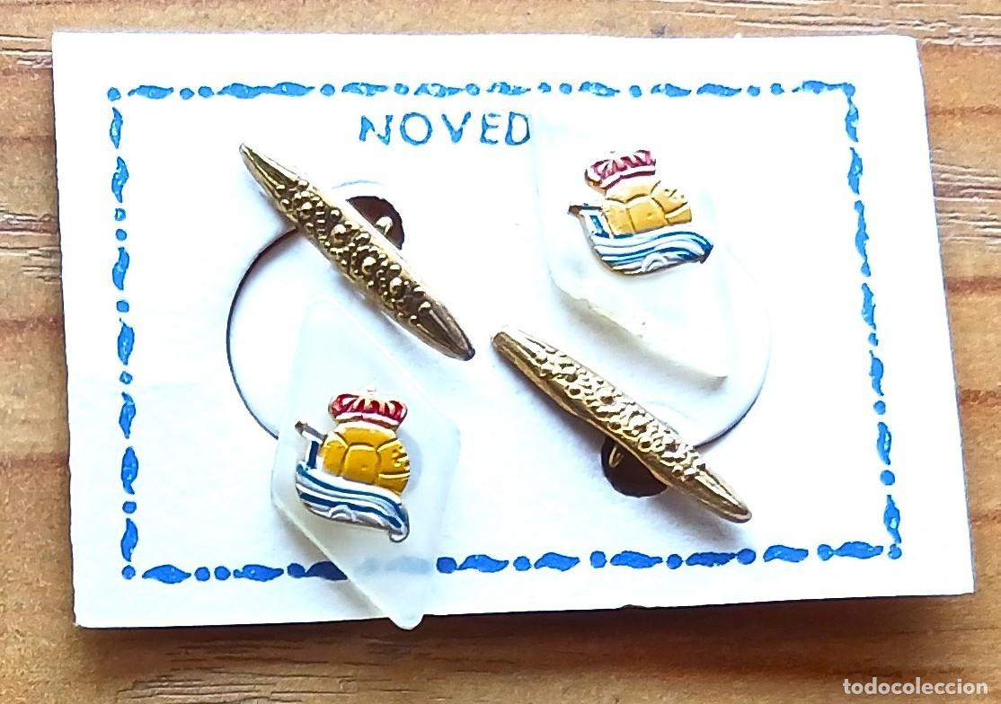Coleccionismo deportivo: GEMELOS REAL SOCIEDAD CF SAN SEBASTIAN DONOSTI LOGO METAL SOBRE SIMIL METACRILATO PINS INSIGNIAS R