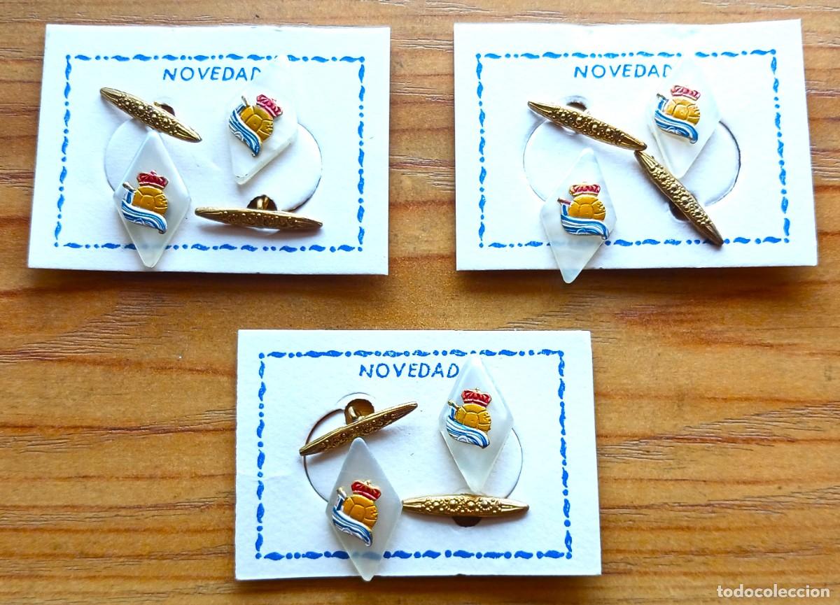 Coleccionismo deportivo: 3 LOTES GEMELOS REAL SOCIEDAD CF SAN SEBASTIAN LOGO METAL SOBRE SIMIL METACRILATO PINS INSIGNIAS R