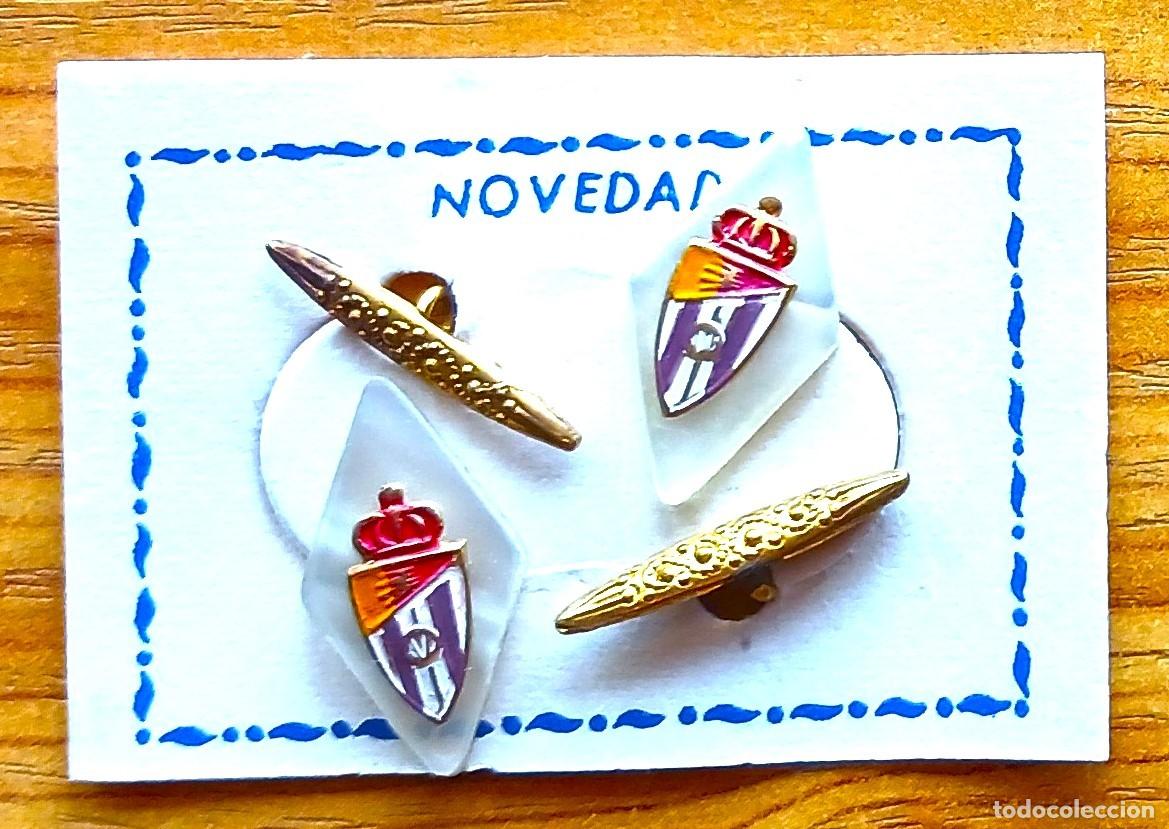 Coleccionismo deportivo: GEMELOS REAL VALLADOLID CF FUTBOL LOGO METAL SOBRE SIMIL METACRILATO PINS INSIGNIAS R