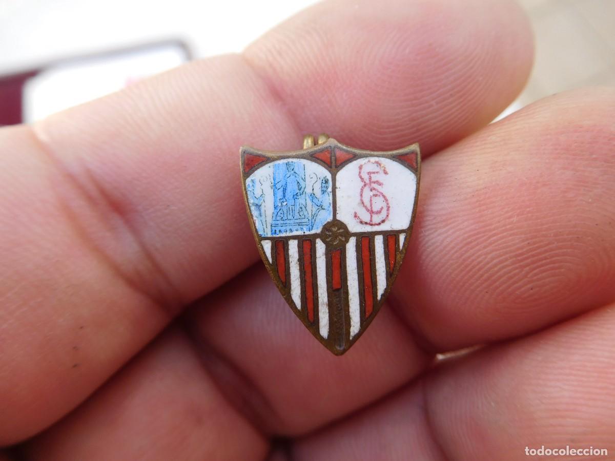 Coleccionismo deportivo: Insignia antigua de solapa esmaltada Sevilla club de f&uacute;tbol
