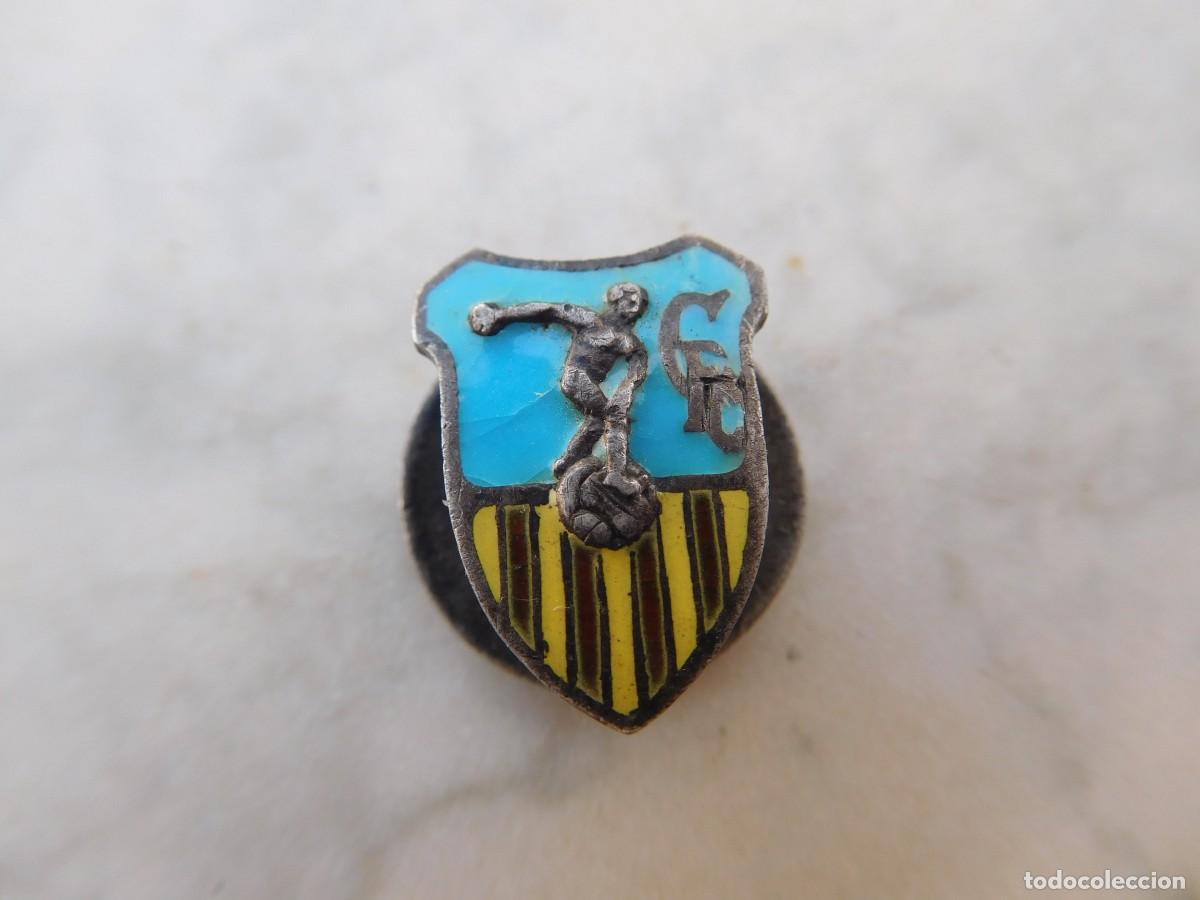 Coleccionismo deportivo: Insignia antigua esmaltada de solapa equipo de f&uacute;tbol a identificar