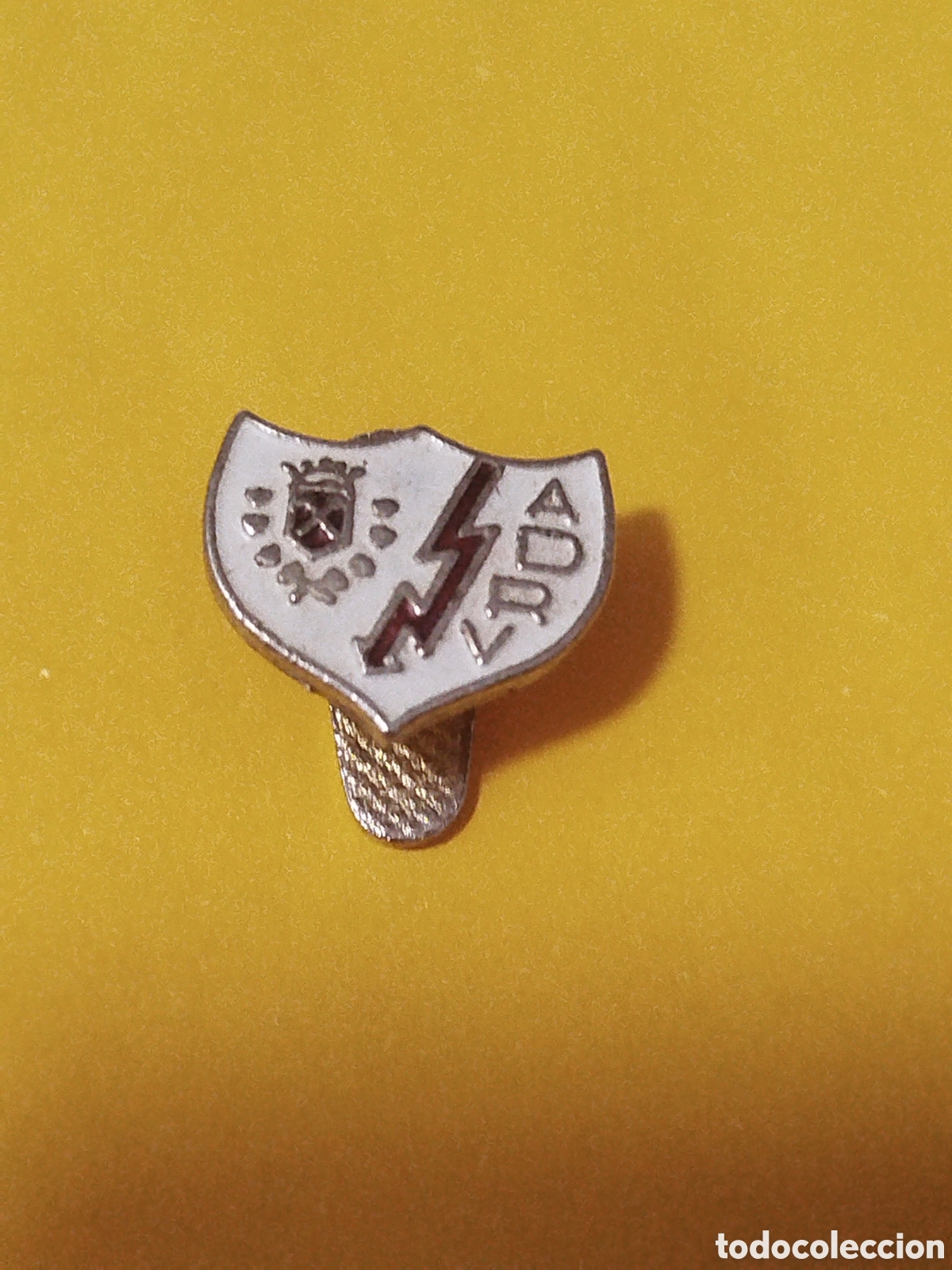 Coleccionismo deportivo: PINS DE FUTBOL oficial.AD RAYO VALLECANO MADRID