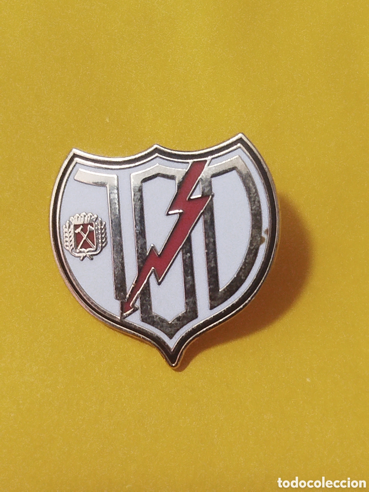 Coleccionismo deportivo: PINS DE FUTBOL AD RAYO VALLECANO.100 ANIVERSARIO MADRID