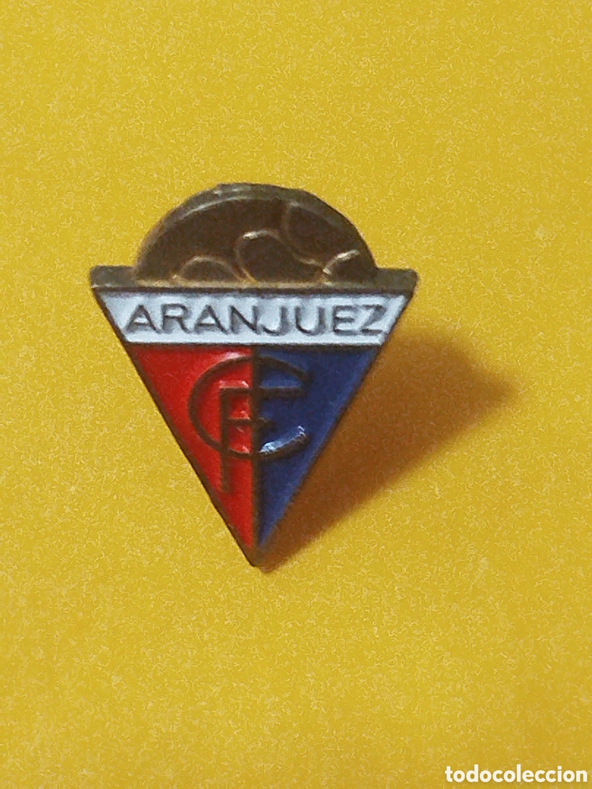 Coleccionismo deportivo: PINS DE FUTBOL ARANJUEZ CF MADRID