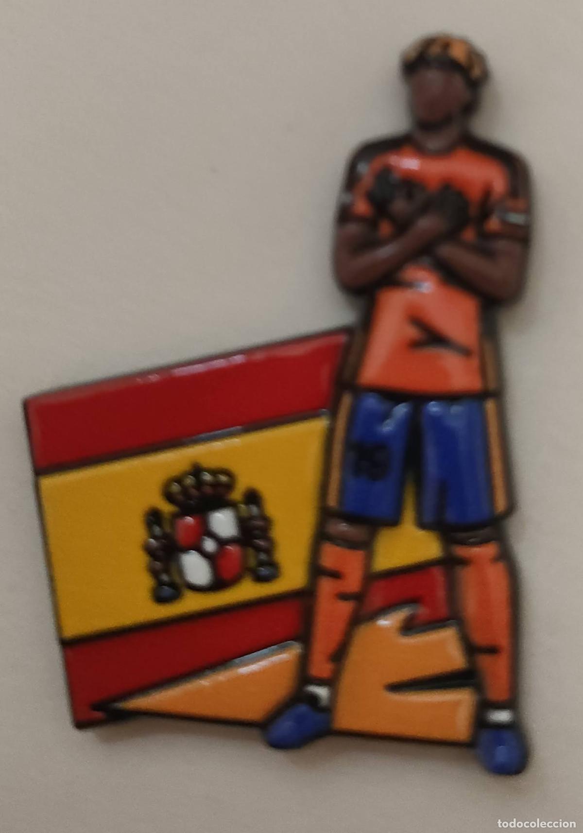 Coleccionismo deportivo: PIN RELIEVE LAMINE YAMAL CON BANDERA - SELECCI&Oacute;N ESPA&Ntilde;OLA DE F&Uacute;TBOL