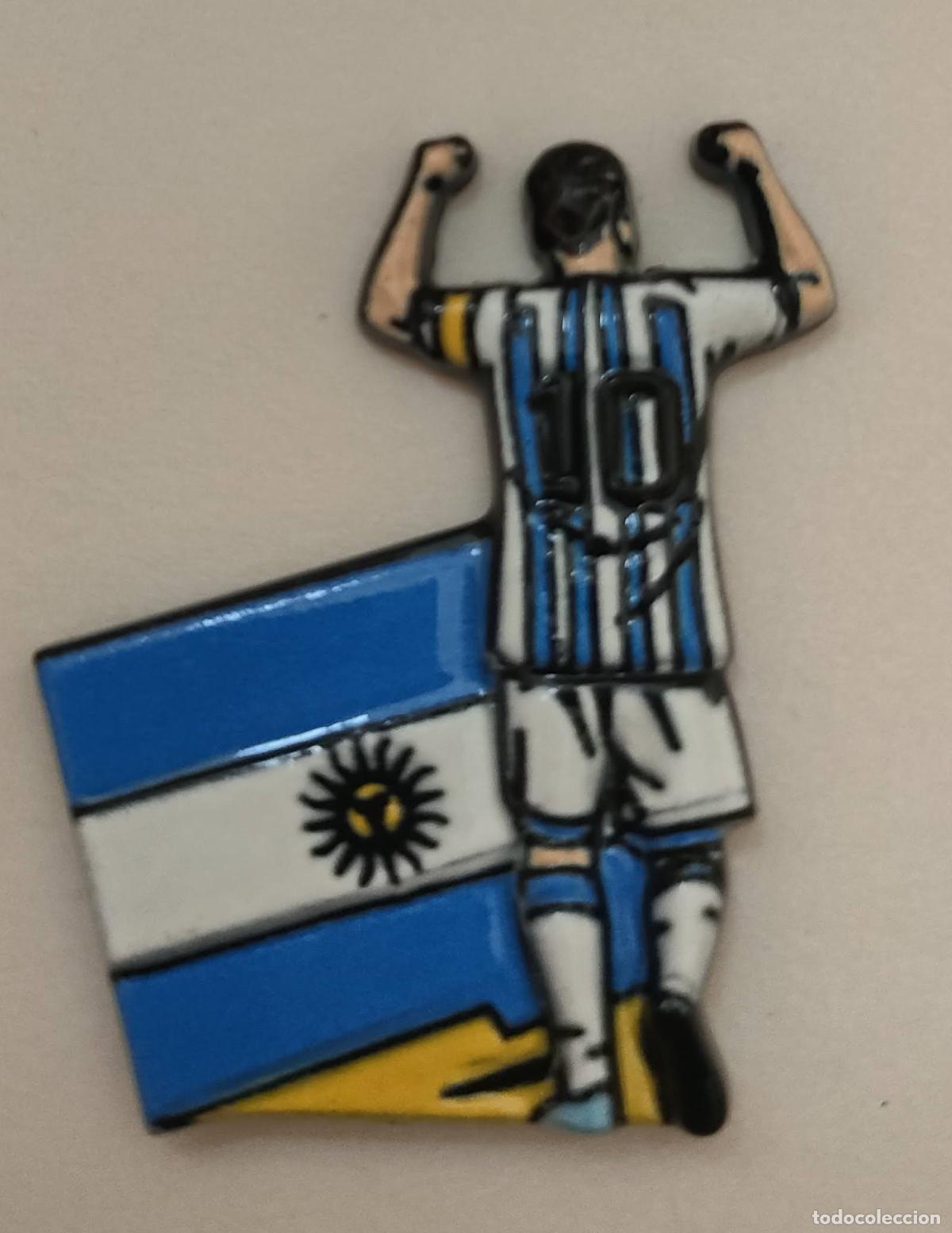 Coleccionismo deportivo: PIN RELIEVE LEO MESSI CON BANDERA - SELECCI&Oacute;N ARGENTINA DE F&Uacute;TBOL