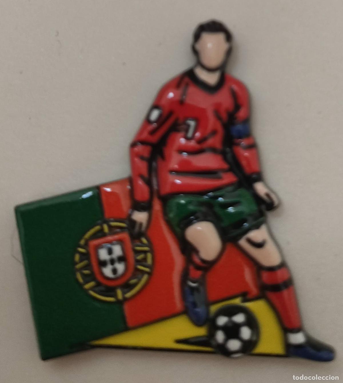 Coleccionismo deportivo: PIN RELIEVE CRISTIANO RONALDO CON BANDERA - SELECCI&Oacute;N PORTUGUESA DE F&Uacute;TBOL