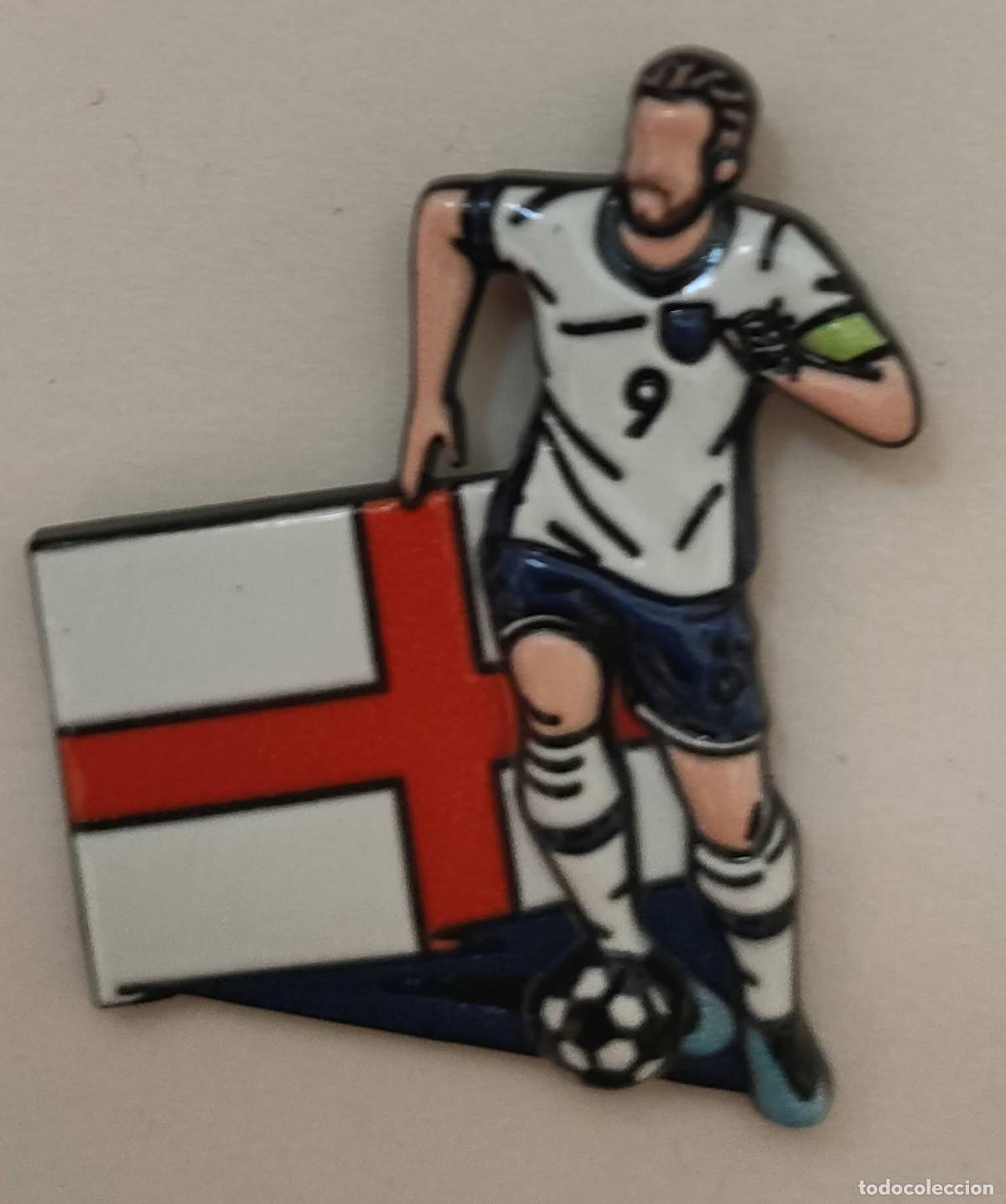 Coleccionismo deportivo: PIN RELIEVE HARRY KANE CON BANDERA - SELECCI&Oacute;N INGLESA DE F&Uacute;TBOL