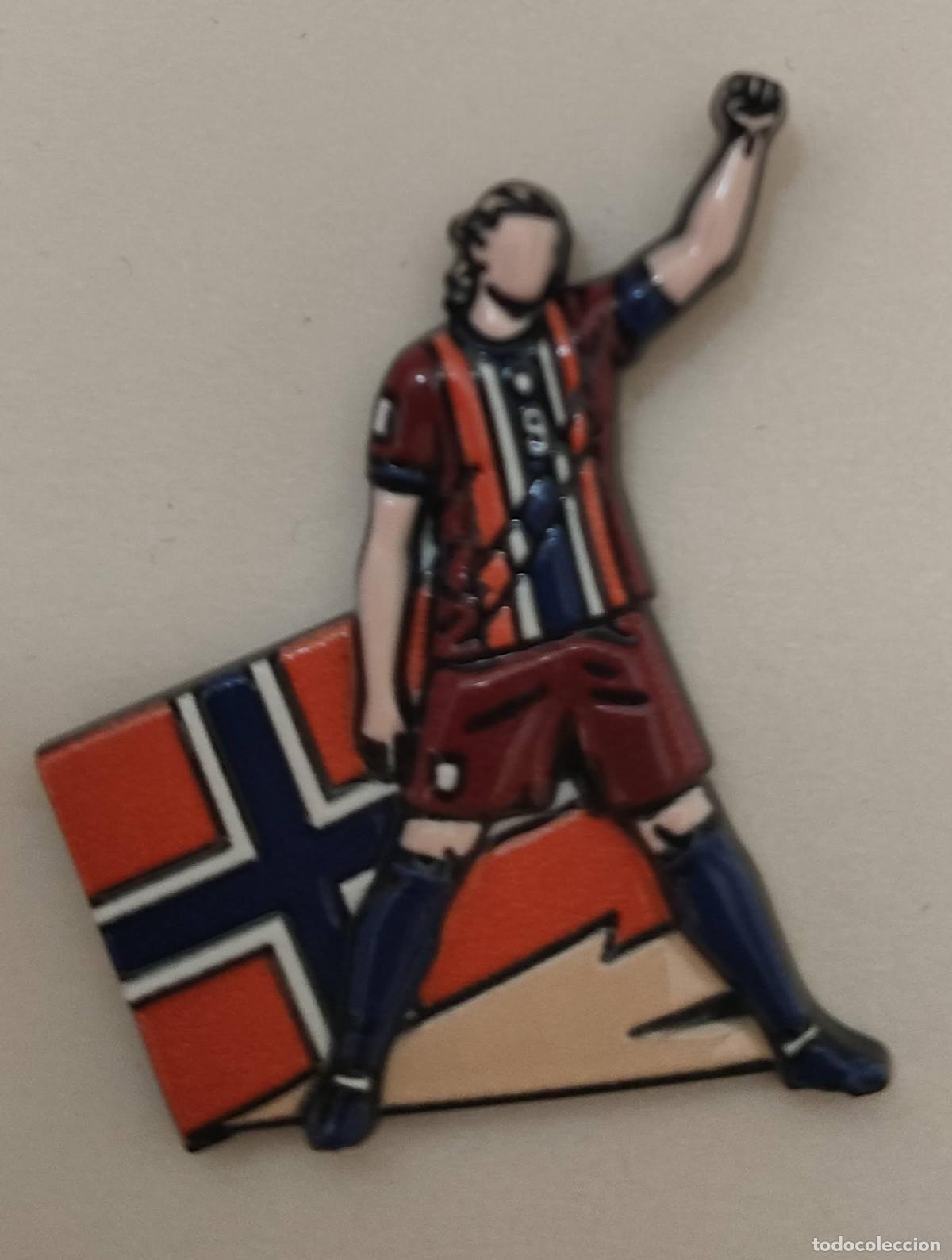 Coleccionismo deportivo: PIN RELIEVE ERLING HAALAND CON BANDERA - SELECCI&Oacute;N NORUEGA DE F&Uacute;TBOL