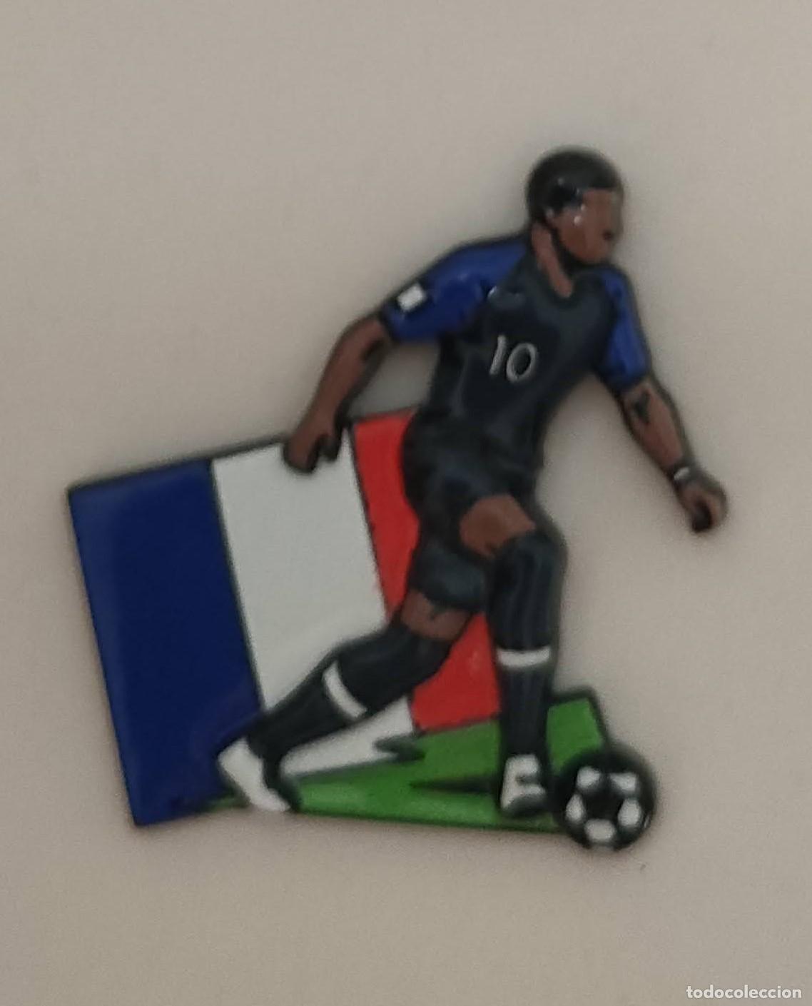 Coleccionismo deportivo: PIN RELIEVE KYLIAN MBAPP&Eacute; CON BANDERA - SELECCI&Oacute;N FRANCESA DE F&Uacute;TBOL