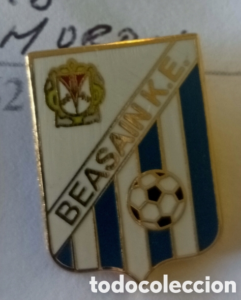 Coleccionismo deportivo: PIN F&Uacute;TBOL BEASAIN K E.