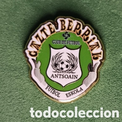 Coleccionismo deportivo: PIN F&Uacute;TBOL GAZTE BERRIAK