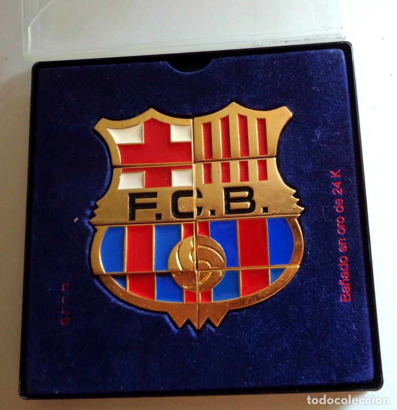 Coleccionismo deportivo: CAJA PINS PIN ESCUDO FC BARCELONA. BA&Ntilde;ADO EN ORO DE 24 K. F&Uacute;TBOL. PINS ESCUDO COLECCION