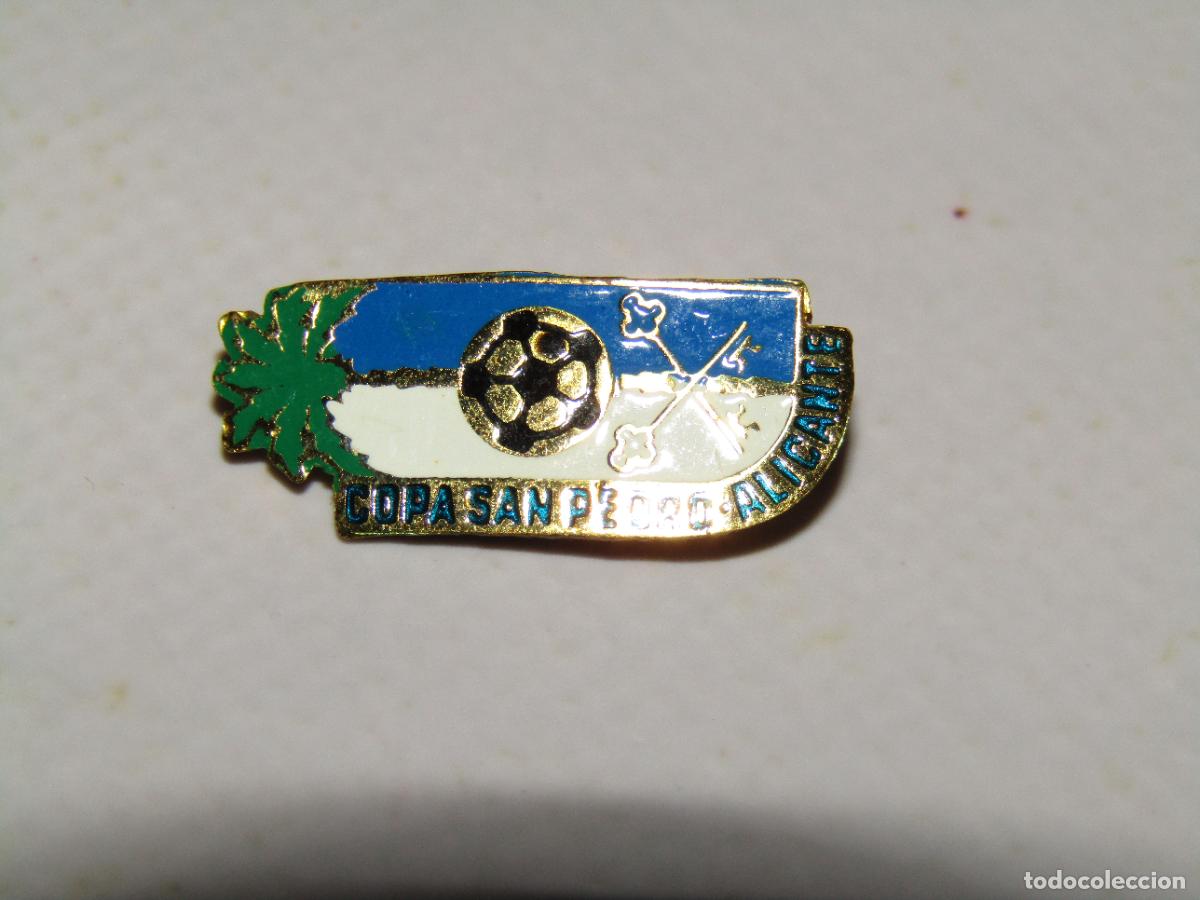 Coleccionismo deportivo: Antigua Insignia con Imperdible de la COPA SAN PEDRO de Futbol de Alicante - A&ntilde;os 1970s.