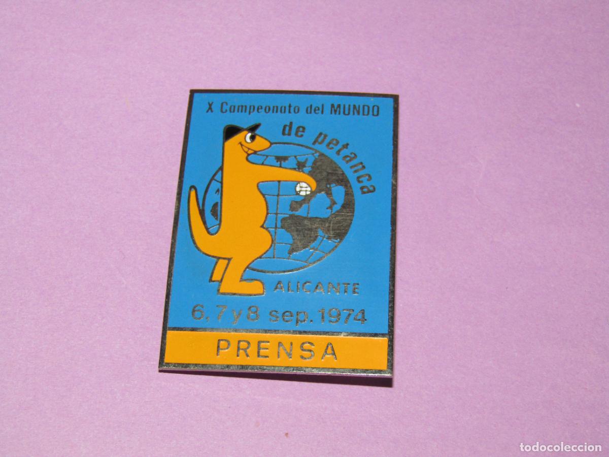 Coleccionismo deportivo: Antigua Insignia Distintivo Imperdible Prensa X Campeonato del Mundo de PETANCA en Alicante de 1974