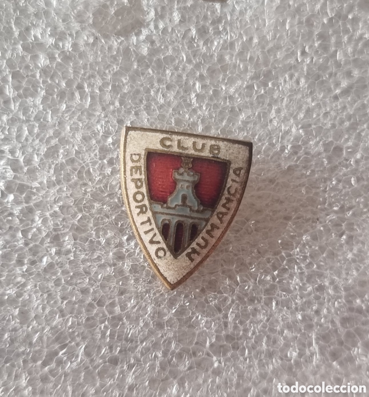 Coleccionismo deportivo: Pin insignia esmaltada del Numancia 1945