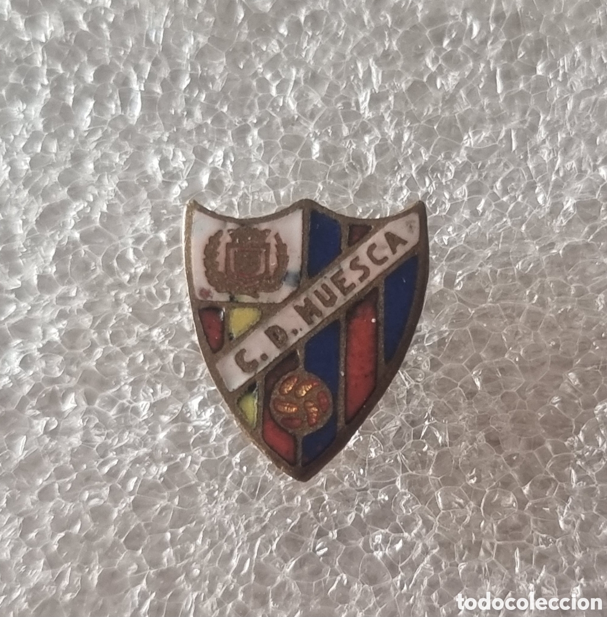 Coleccionismo deportivo: Pin insignia esmaltada del C.D. Huesca de 1941