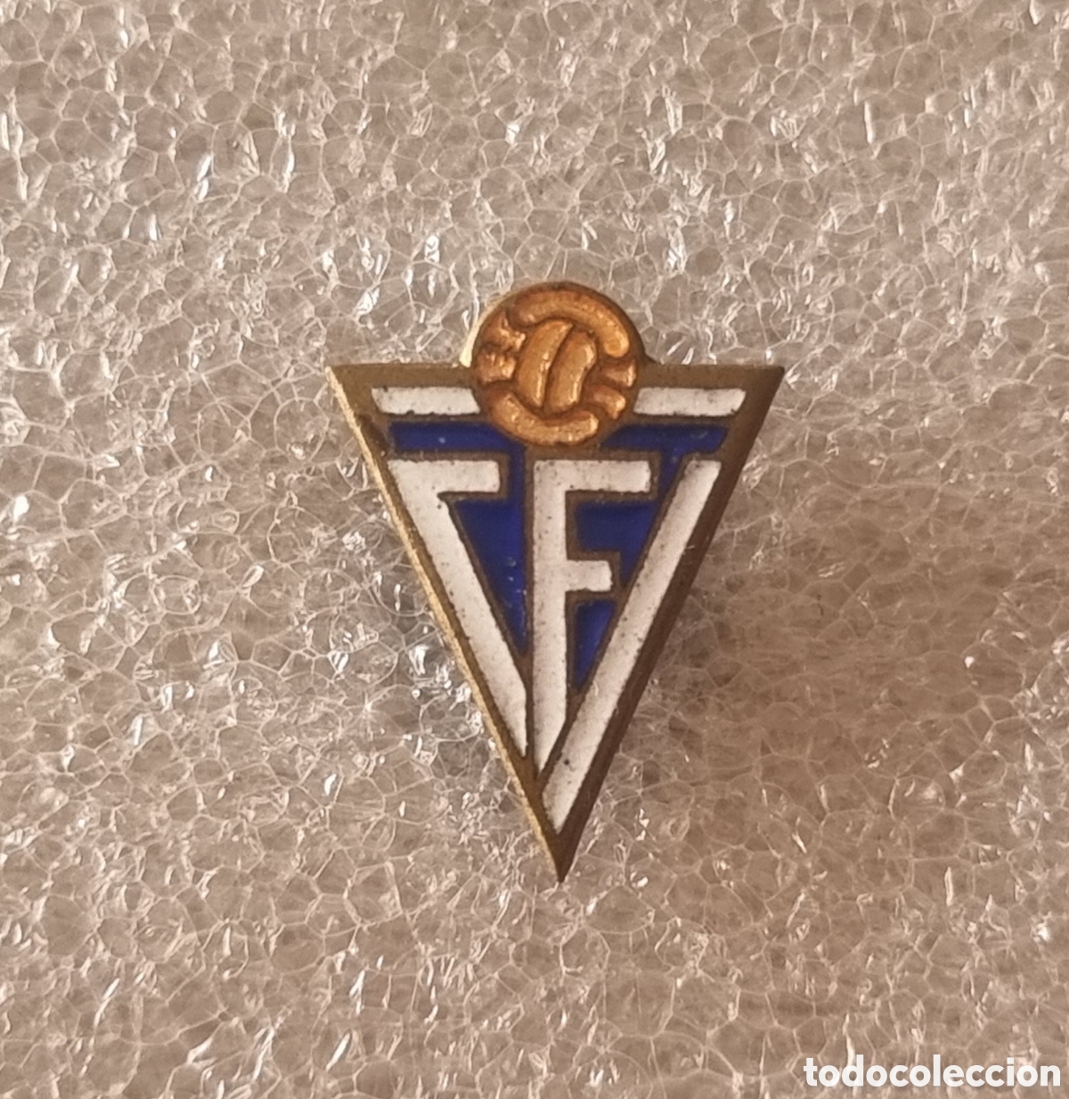 Coleccionismo deportivo: Pin insignia esmaltada del C.F. Igualada de 1940