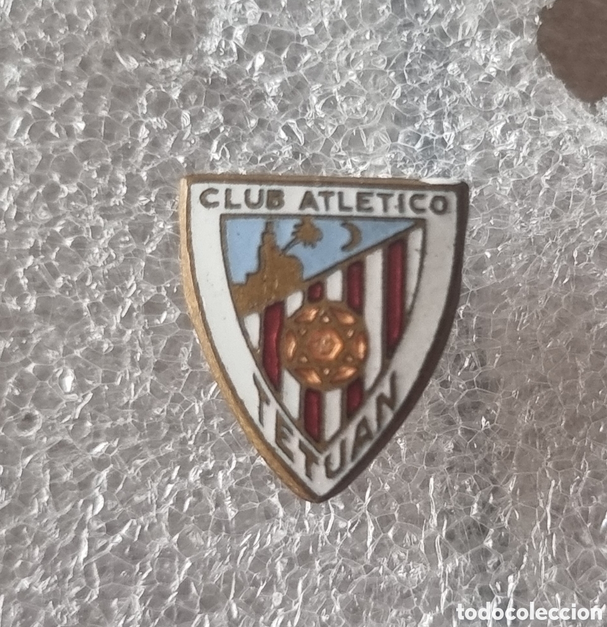 Coleccionismo deportivo: Pin insignia esmaltada del Club Atl&eacute;tico Tetu&aacute;n de 1951