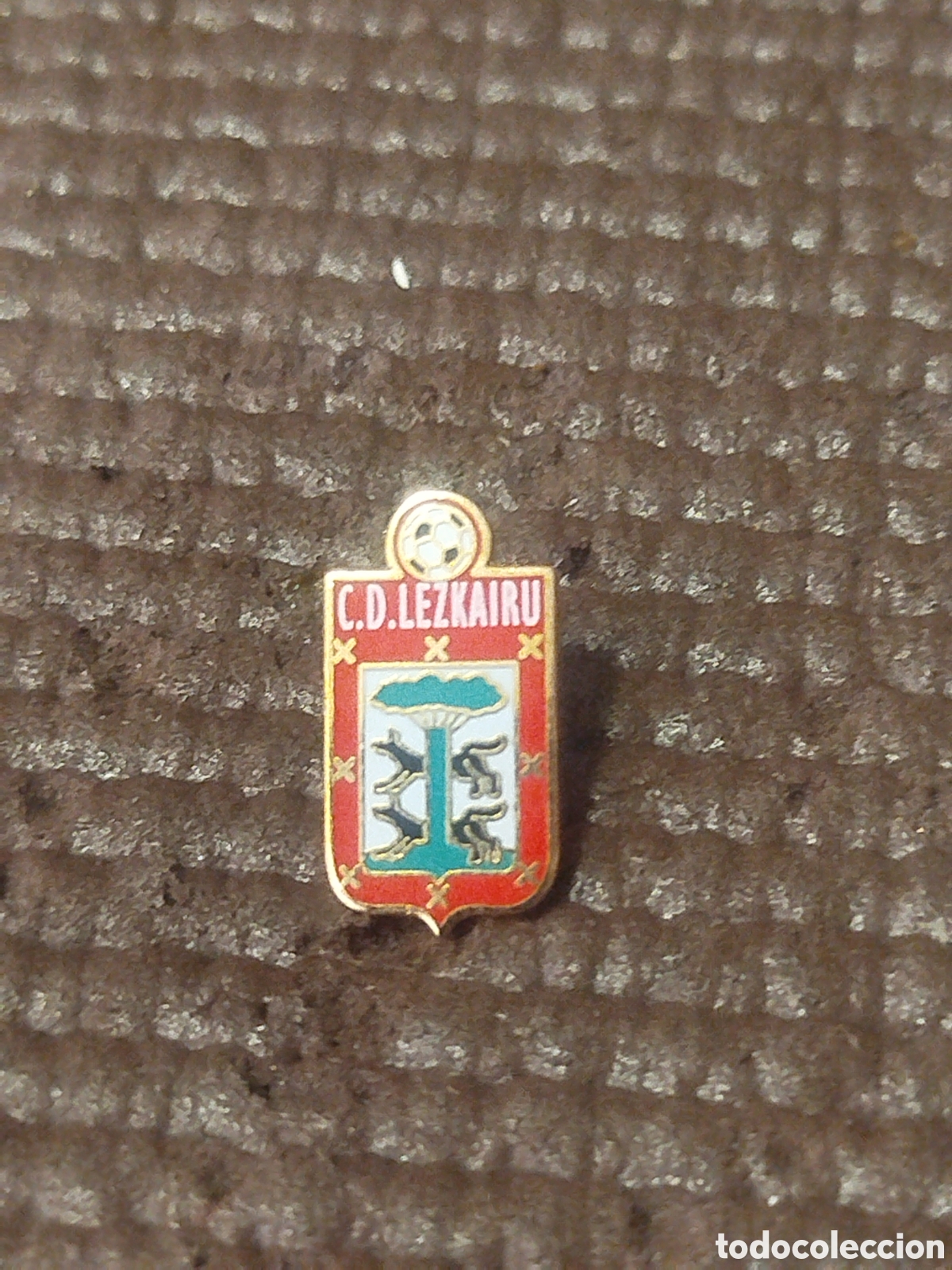 Coleccionismo deportivo: PINS DE FUTBOL CD LEZKAIRU PAMPLONA NAVARRA