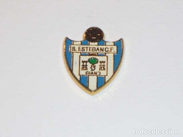 Coleccionismo deportivo: PIN SAN ESTEBAN DE CIA&Ntilde;O-CLUB FUTBOL DE LANGREO (ASTURIAS)