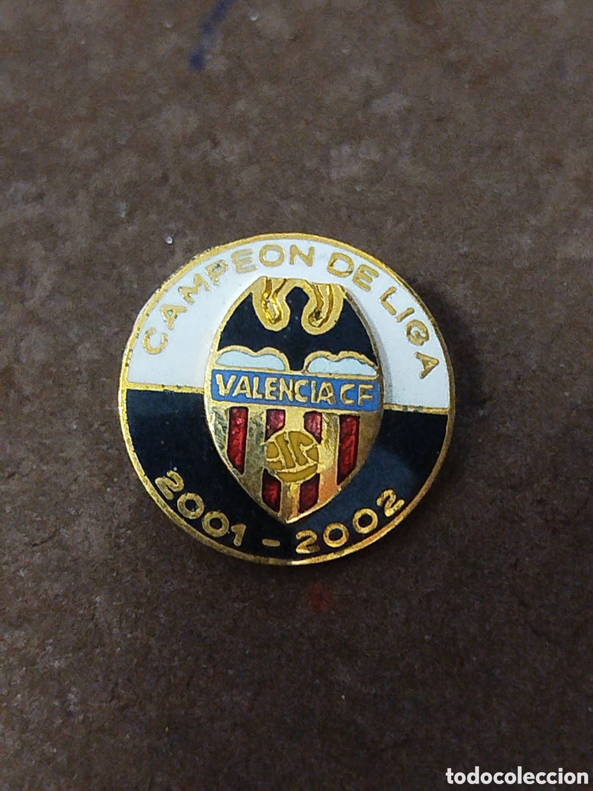 Coleccionismo deportivo: PINS DE FUTBOL.VALENCIA CF CONMEMORATIVO DE CAMPE&Oacute;N DE LIGA 2001-2002