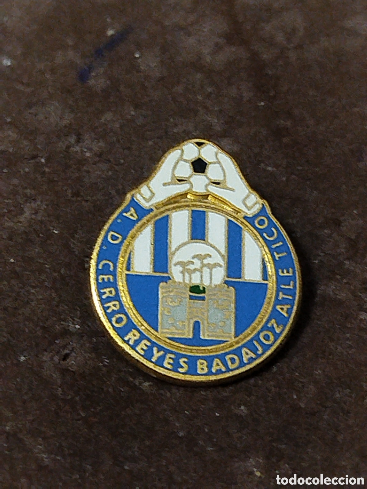 Coleccionismo deportivo: PINS DE FUTBOL AD CERRO DE REYES AT BADAJOZ