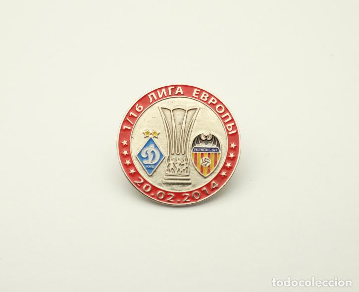 Coleccionismo deportivo: Badge Pin: UEFA Europa League 2013-14 Dynamo Kyiv Ukraine - Valencia FC Spain