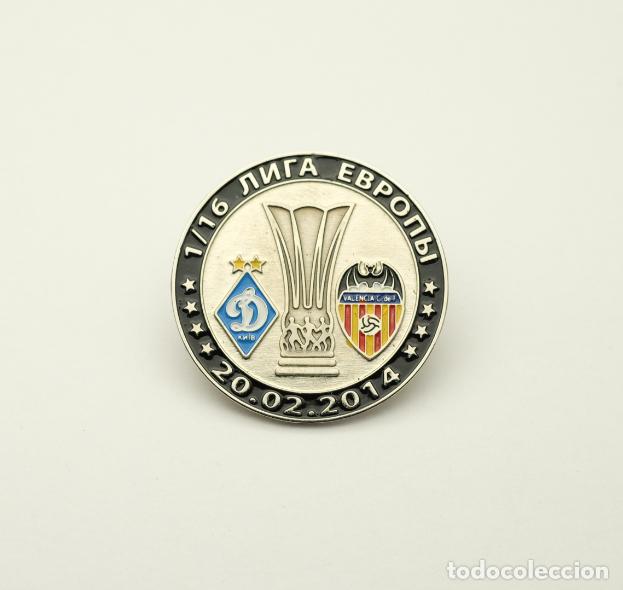 Coleccionismo deportivo: Badge Pin: UEFA Europa League 2013-14 Dynamo Kyiv Ukraine - Valencia FC Spain
