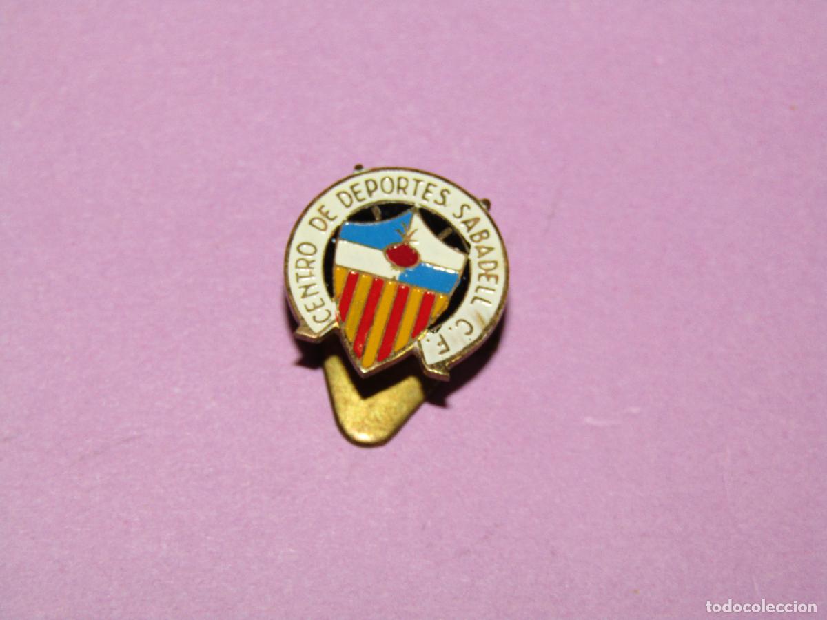 Coleccionismo deportivo: Antigua Insignia para Ojal o Solapa en Lat&oacute;n y Esmaltes del Centro de Deportes SABADELL C.F.