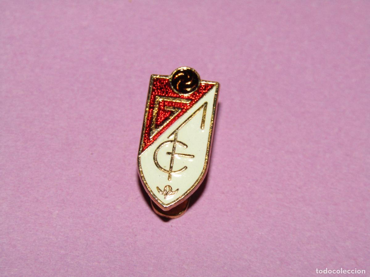 Coleccionismo deportivo: Antigua Insignia Solapa con Imperdible en Lat&oacute;n y Esmaltes del GRANADA F.C.
