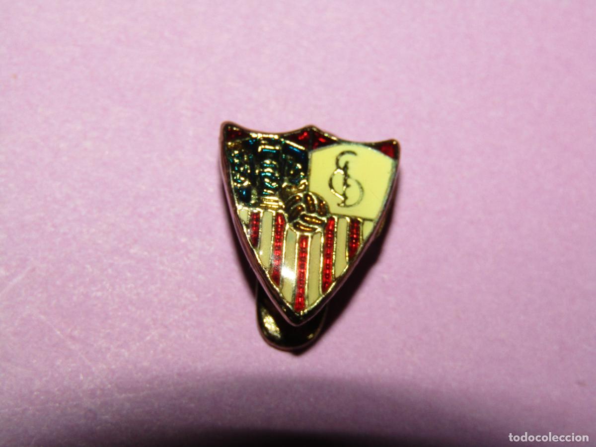 Coleccionismo deportivo: Antigua Insignia para Ojal o Solapa en Lat&oacute;n y Esmaltes del SEVILLA