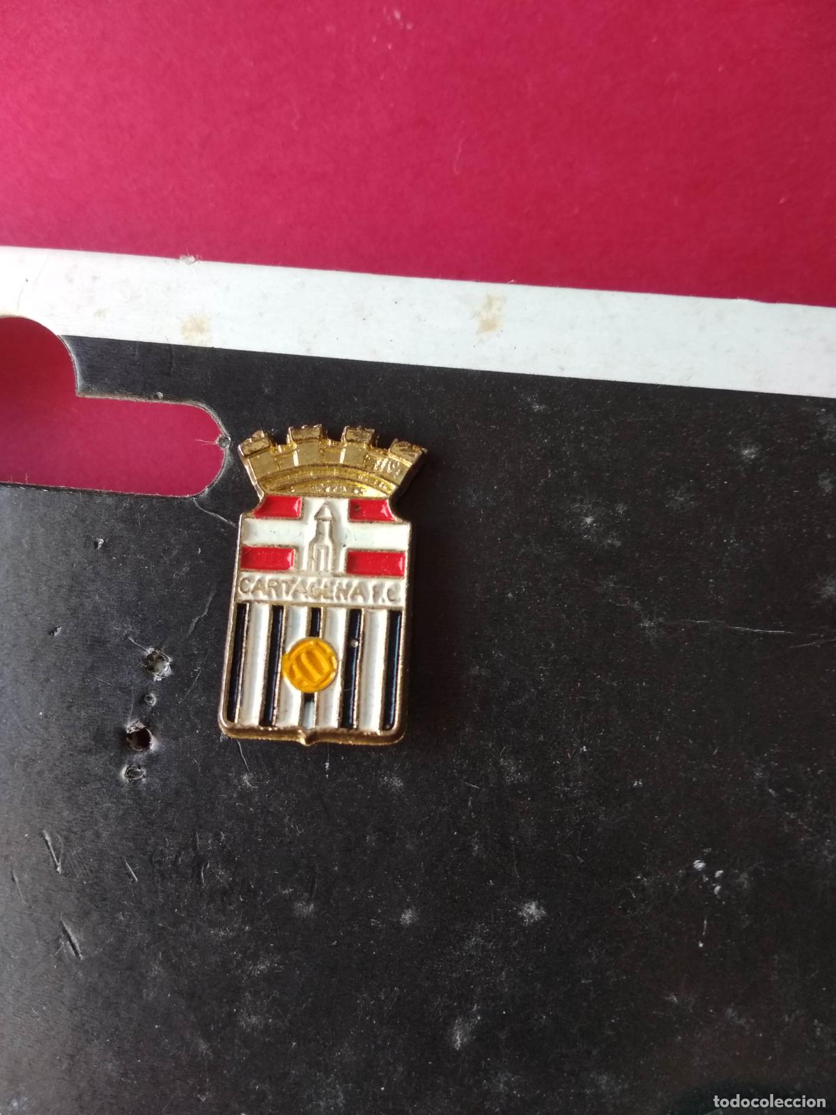 Coleccionismo deportivo: PIN DE FUTBOL ESCUDO CARTAGENA MURCIA