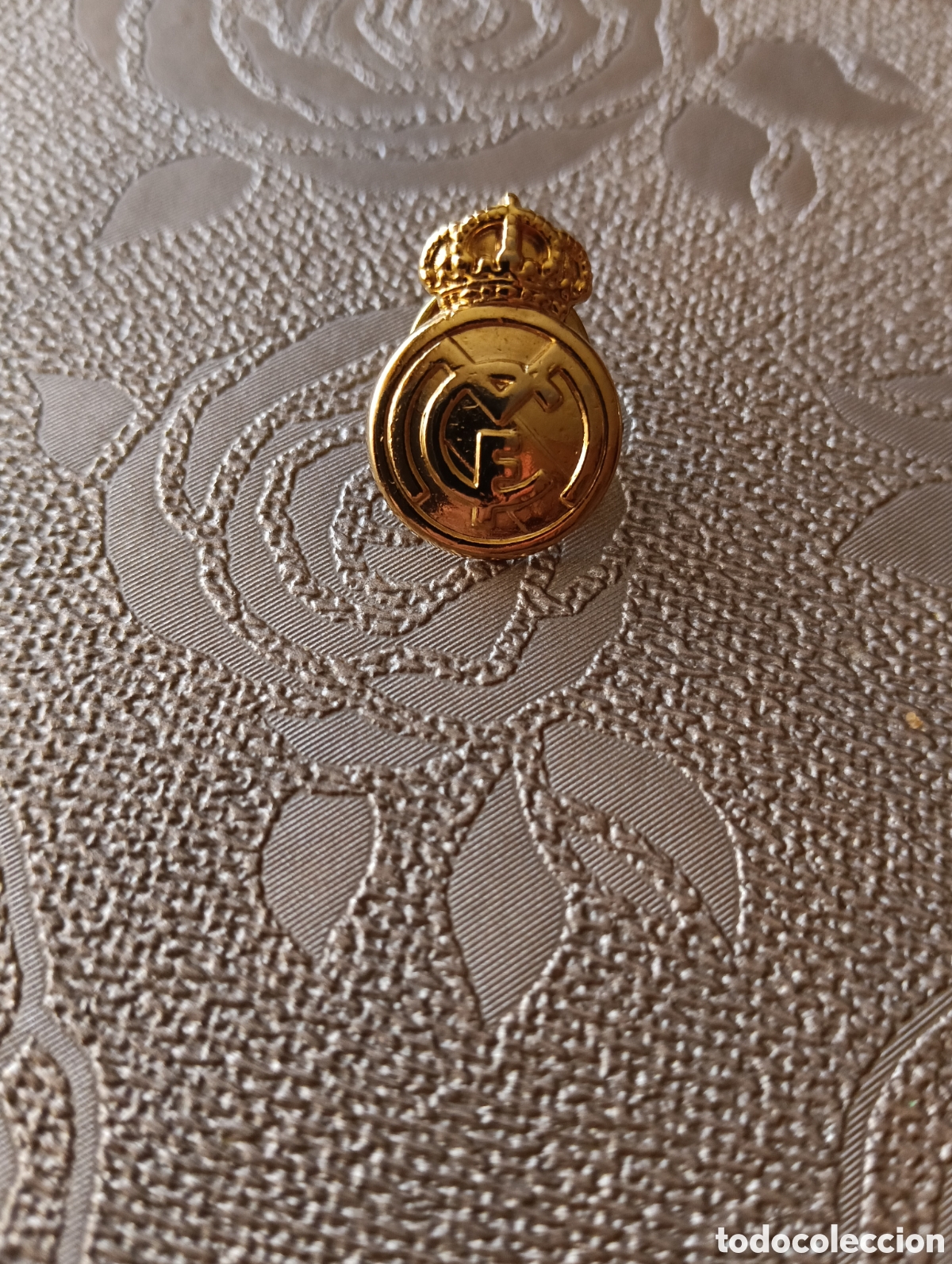 Coleccionismo deportivo: Pin dorado Real Madrid