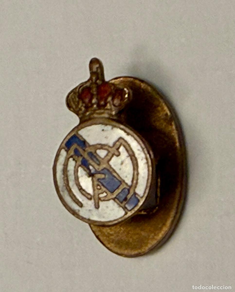 Coleccionismo deportivo: ANTIGUA INSIGNIA ESMALTADA FUTBOL CLUB REAL MADRID