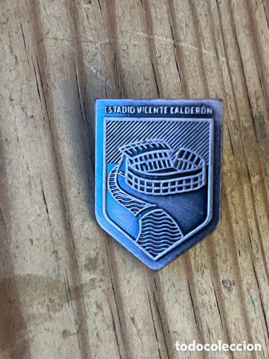 Coleccionismo deportivo: PIN OFICIAL ATLETICO MADRID ESCUDO ESTADIO VICENTE CALDERON
