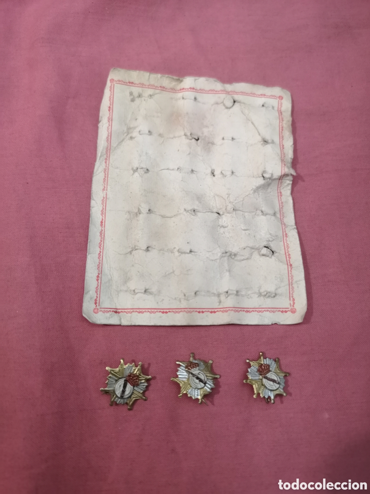 Coleccionismo deportivo: LOTE DE 3 PIN-INSIGNIA METAL CON ALFILER EQUIPO F&Uacute;TBOL REAL MADRID. BIEN. A&Ntilde;OS 70.