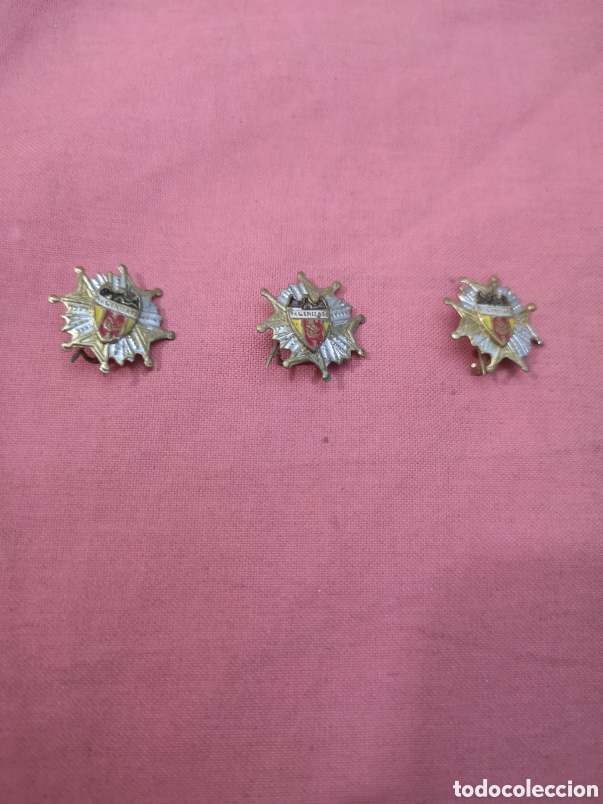 Coleccionismo deportivo: LOTE DE 3 PIN-INSIGNIA METAL CON ALFILER EQUIPO DE F&Uacute;TBOL VALENCIA. BIEN. A&Ntilde;OS 70.